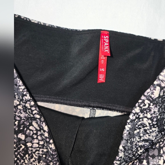 SPANX Black & White Snake-Print Leggings - Picture 2 of 3